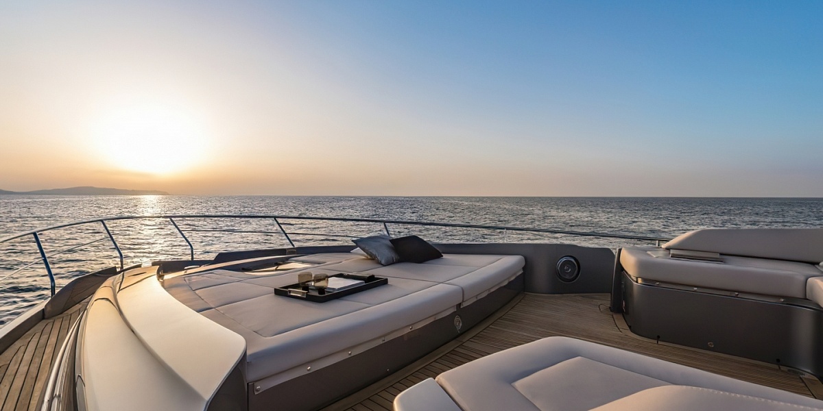 Продается моторная яхта PERSHING 8X 2022г.